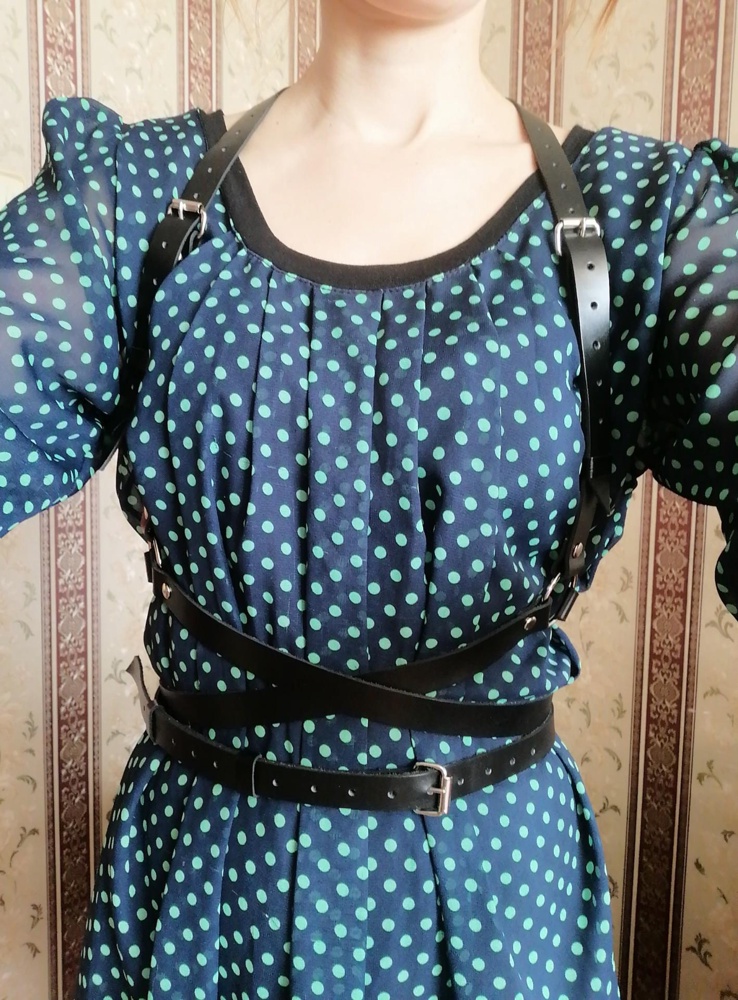 Классная, стильная портупея. К качеству претензий нет. Размеру соответствует. У меня 44-46, такой же и выбрала. На фото с этикеткой обратная сторона, кому интересно. Идеально будет смотреться с однотонным трикотажем и белой блузкой. "Задом наперед" носить не пробовала, но смотрится интригующе))) Окружающие оценили! Благодарю!