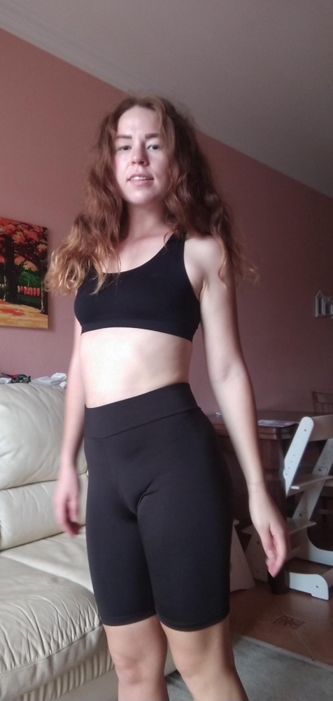 Топ просто огонь,к телу приятный,легкий,размер подошёл,ткань полестер для спорта то что нужно.Я давольно) продавцу рекомендую