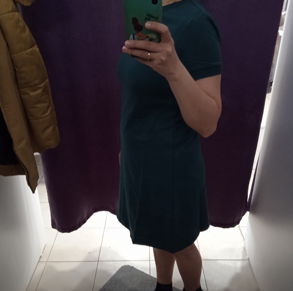 Платье понравилось)) на 46 размер заказала 46, чему очень рада) очень удобное красивое, подходящий фасон для многих девушек и женщин) спасибо