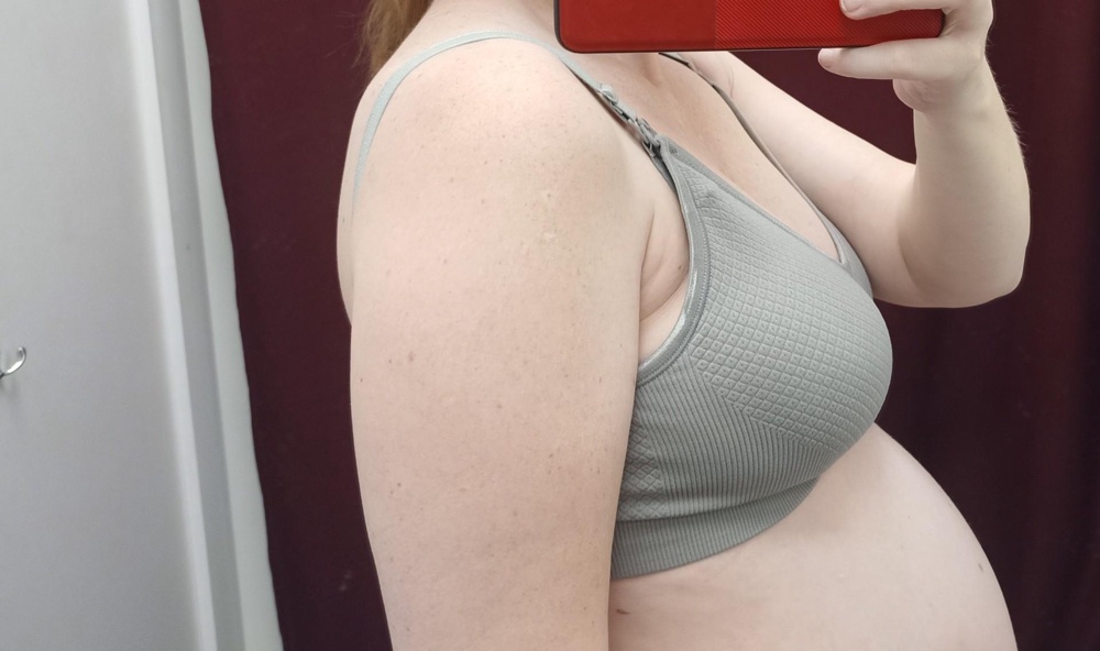 Мягкий, плотный, приятный к телу. В моем случае (размер L) не подошёл в объеме и передавливал на спине.п Но есть размер XL. Попробую его.