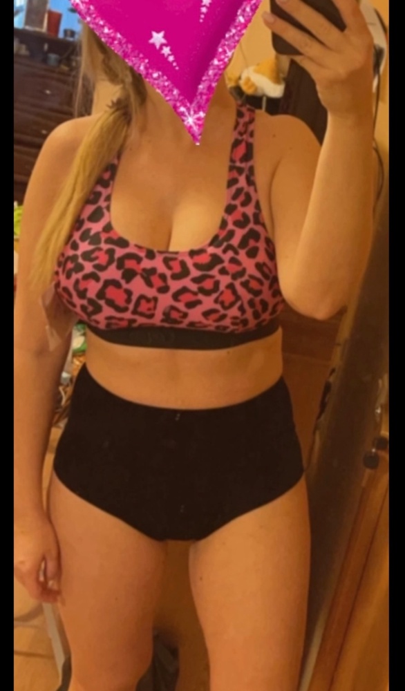 Шортики бархат приобрела этой же фирмы и топ. Качество хорошее. Не рассчитывайте, что размер L будет держать большую грудь 5-6 размера. У меня 75D,мне отлично подошёл.