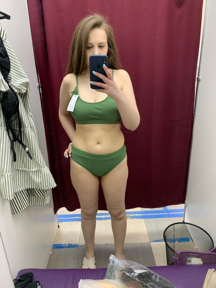 Надо иметь идеальную талию, чтобы трусы сели. По размеру все замечательно, но образуется некрасивая складка у живота. Лиф просвечивает соски. Ткань хорошая, все как на картинке. Не мое