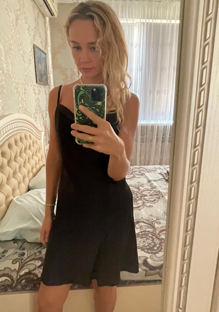 Имейте ввиду, что модель свободная, и в талии тоже. Но за счёт этого очень удобное и сочетается с разной обувью. Ткань приятная.
Скажем так: базовое литл блэк дресс:)