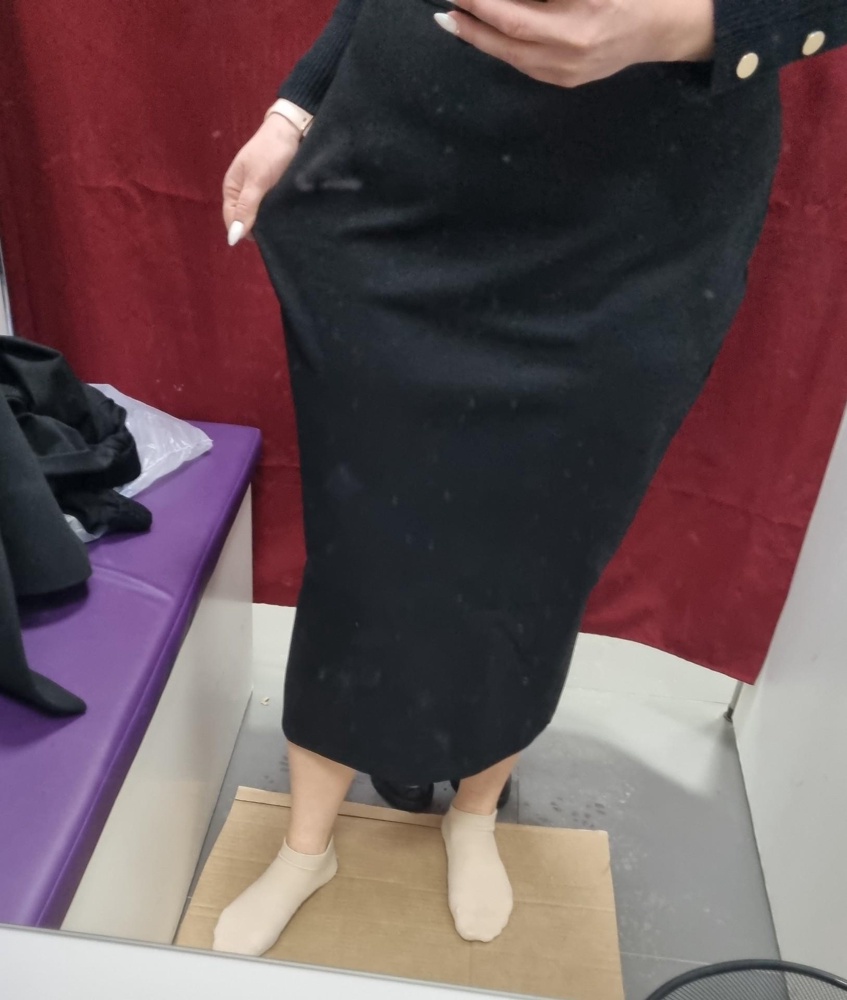Юбка не плохая ,но мне велика . Трикотаж плотный,  хорошо  тянется.  Без подкладки.  Имейте  в виду при носке тоже трикотаж растянеться.  Моё такое мнение