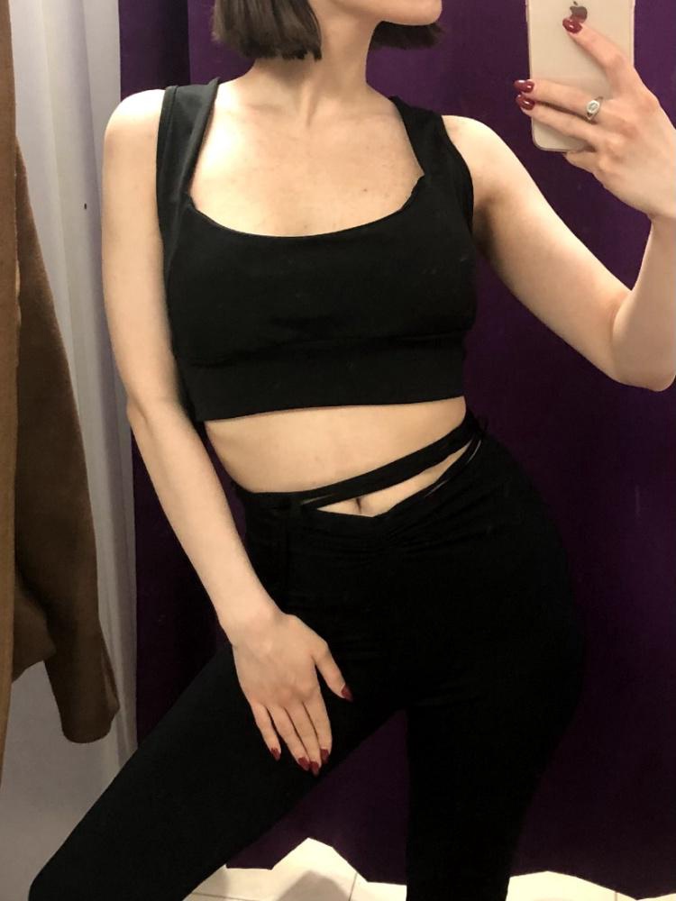 Топик классный, сидит достаточно плотно и не сковывает движения. Слитная сплошная спинка, ощущения удобные) Рекомендую))