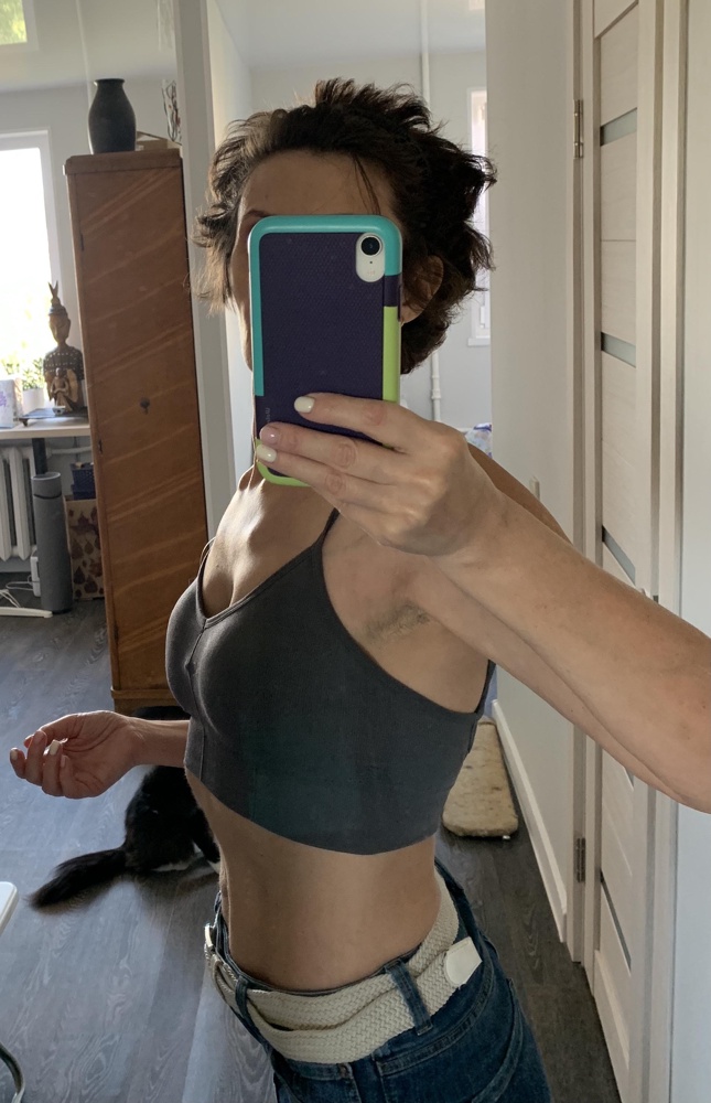 Топ отличный. На маленькую грудь идеальный. 44 размер соответствует.