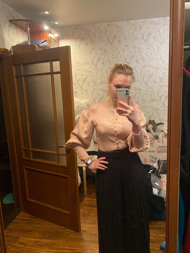 Блузка не плохая, качество хорошее, но цвет не соответсвует тому, что на фотографии.. Заказывала розовую, по итогу ближе к телесному из-за этого отказ, расстроилась сильно. Делала второй раз заказ, в первом заказе ошиблась размером, думала и цвет не тот взяла, но нет, цвет намного тусклее, нежели чем на фото. Очень расстроилась. Одну звездочку снимаю, только из-за не соответствия