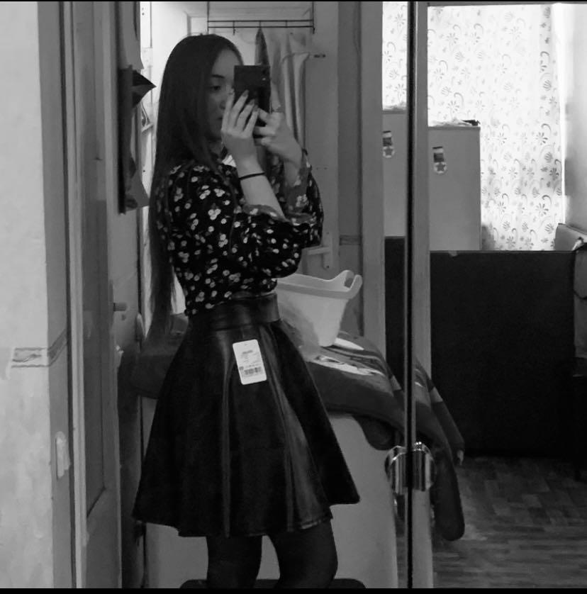 Юбка хорошая , без запаха , на рост 170  чуть выше колена 