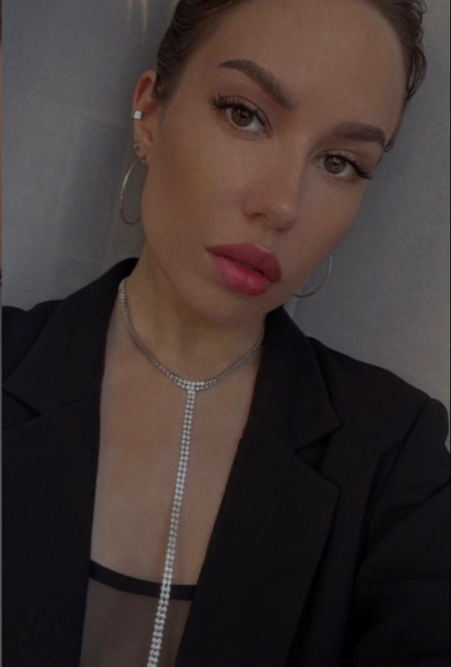 Очень долго шла, я уже думала не приедет ) 
Но сама по себе шикарная 😍 камушки сверкают, все подошло )