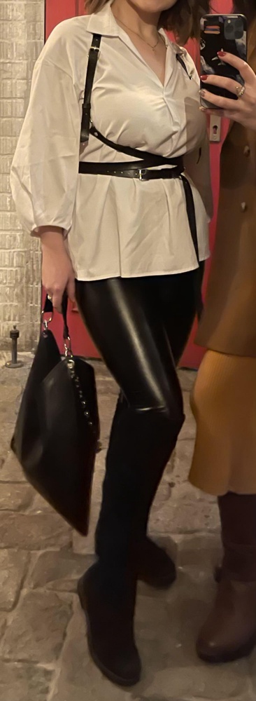 Хорошая. Но сыпется материал немного - мелкие чёрные ворсинки. Дома прошлась по ним роликом для одежды и все стало прекрасно. Смотрится отлично , на ощупь приятная) 