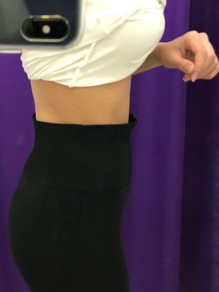 Качество хорошее, не просвечивают, удобные. Но я не понимаю на кого рассчитана эта резинка на талии. У меня обхват талии 62 см. Но она очень свободная и при приседаниях/наклонах вперёд-она оттопыривается сзади. Когда возвращала ещё раз посмотрела фото, как смотрится на модели, да, там тоже можно заметить что сзади не прилегает плотно, но у неё не так заметно это, как у меня. Поэтому возврат. Очень жаль, что не продумана такая деталь, как поддержка талии… 