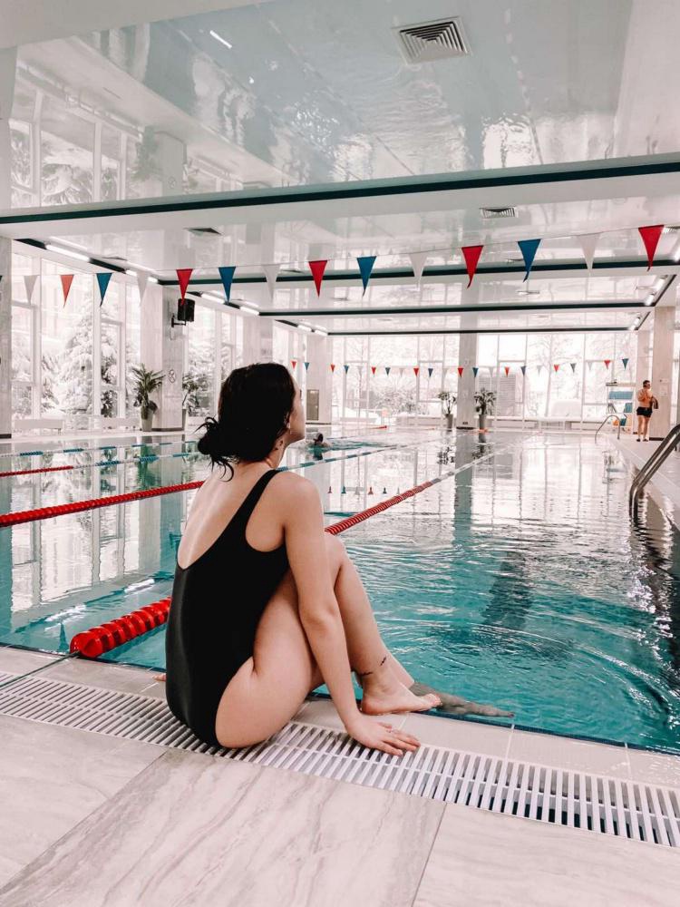 Купальник просто огонь!!! 🔥Очень красивый, хорошо сидит. 
Брала для бассейна, просто плавать, но уже прошёл испытание и морем и аквапарком. Такой удобный👍🏻
Не врезается нигде, не стягивает. Аккуратные строчки. 
Очень понравилось, что видимо за счёт кроя спинки талию заужает)
В общем, я не знаю как, но пока это лучшее мое приобретение на вб🥰
Безусловно Советую к покупке!