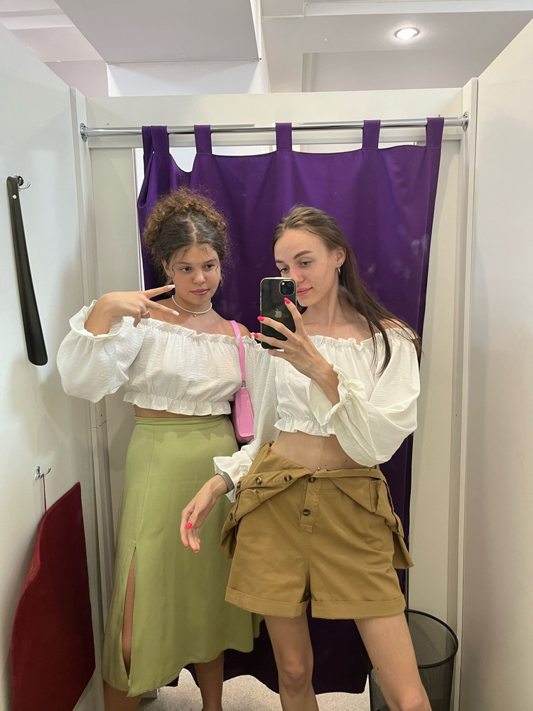 Взяла за 1014, сейчас он 977😢 у нас в магазинах от 1400стоит, 1 в 1. 