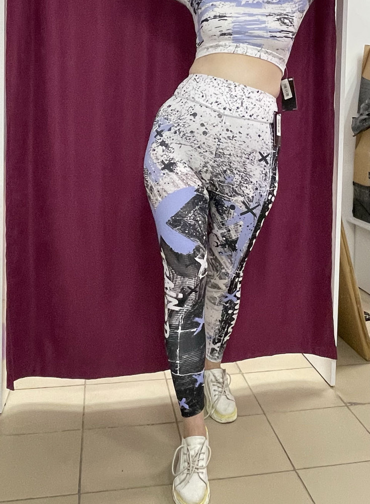 На свой 48-50 размер, бедра 106 см купила Тайтсы XL 158-164. Сели идеально, немного маловаты при одевании в талии, но это потому что бедра большие, а талия у меня узкая. Зато нигде не висит, к телу приятно, не просвечивает белым или каким-то другим цветом, ткань плотная, но тянется. Уже завтра побегу утром на спорт в них. Спасибо производителю и продавцу. 