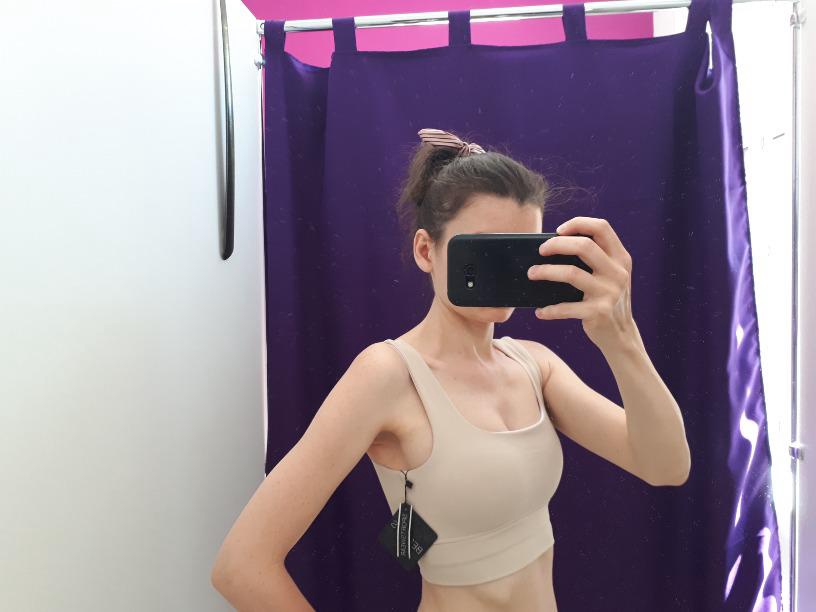 Под грудью 70, грудь 80. Одевать туго, но сидит комфортно. Не понравилось, что белая изнанка виднеется. Почему не сделать в цвет топа? Отказ, жаль...