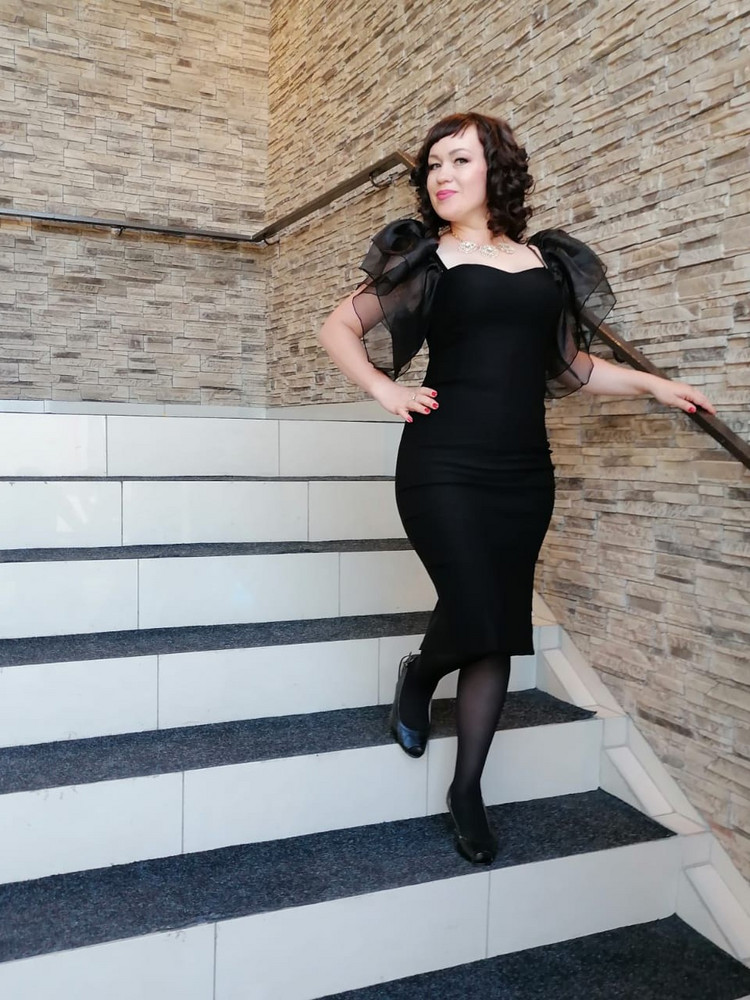 Спасибо за такое прекрасное платье. На вечере была неотразима и стройна😁🥰. Ткань стрейчевая, пошив то что надо, немножечко просвечивает и