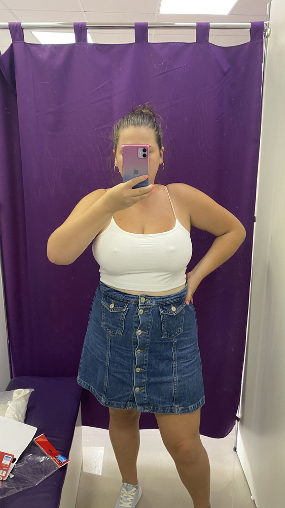 Топ очень хороший, удобный. НО! Сзади видно синюю печать на неё . Отказ.