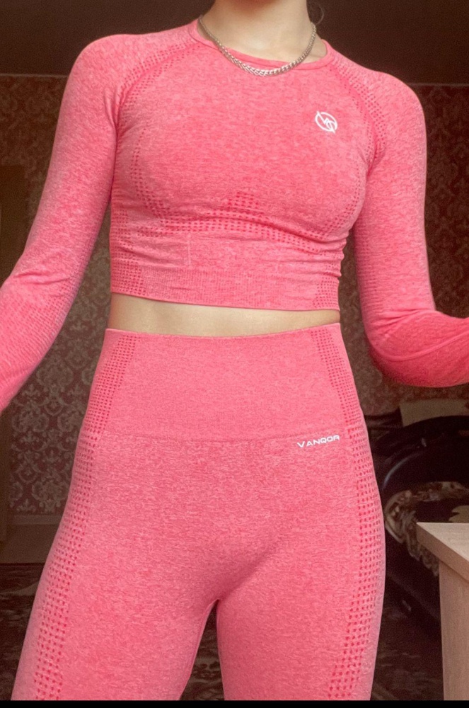 Классный костюм ,цвет бомба