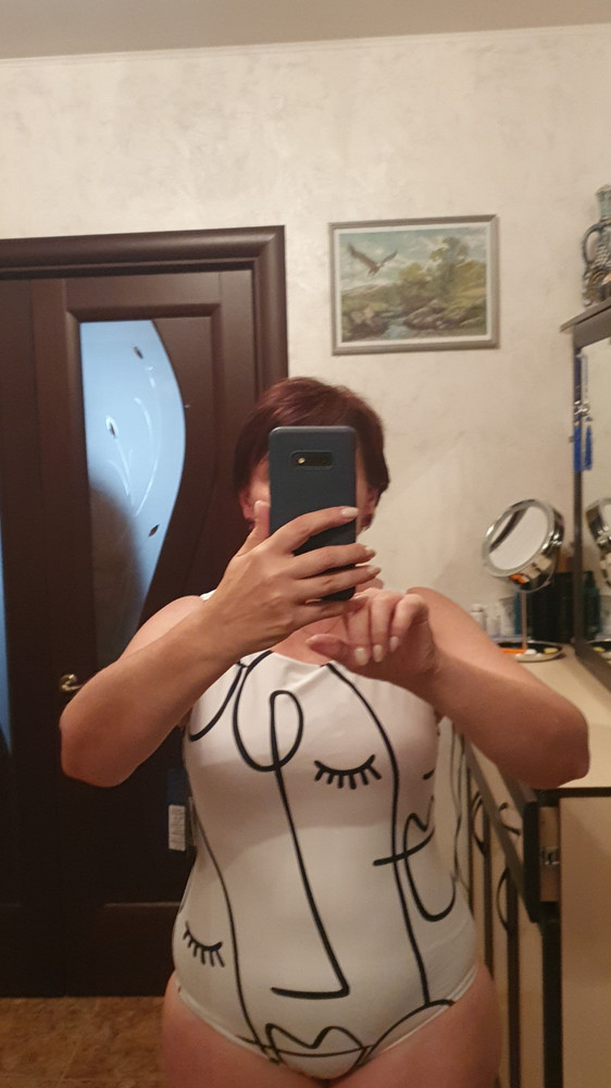 Купальник очень понравился, аккуратно сшит, плотная ткань, застежка достаточно легко застегивается. На параметры 90-80-106 хорошо сел 42L. К покупке рекомендую.