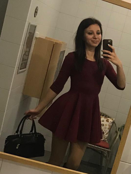 Ношу 42-44, рост 170, вес 56, xs хорошо подошёл) но талия слишком завышена, то и дело хочется потянуть платье вниз. Единственный минус) юбка огонь, ткань плотная)