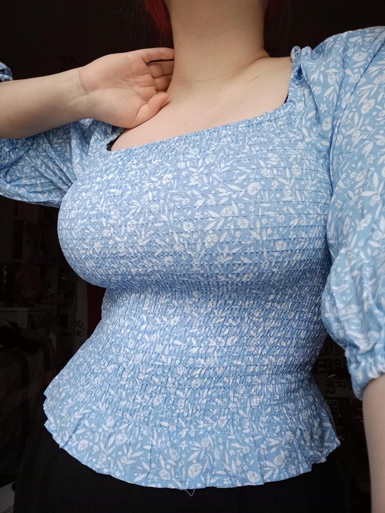 ношу М, этот же размер и подошёл. изначально начиталась отзывов про длину и взяла так же померить на размер больше (L), но по итогу она ничем не отличалась, зато на плечах ничего не держалось и спадало, поэтому возврат
блузка к телу очень приятная, было несколько торчащих ниток, но это легко убрать 🥰