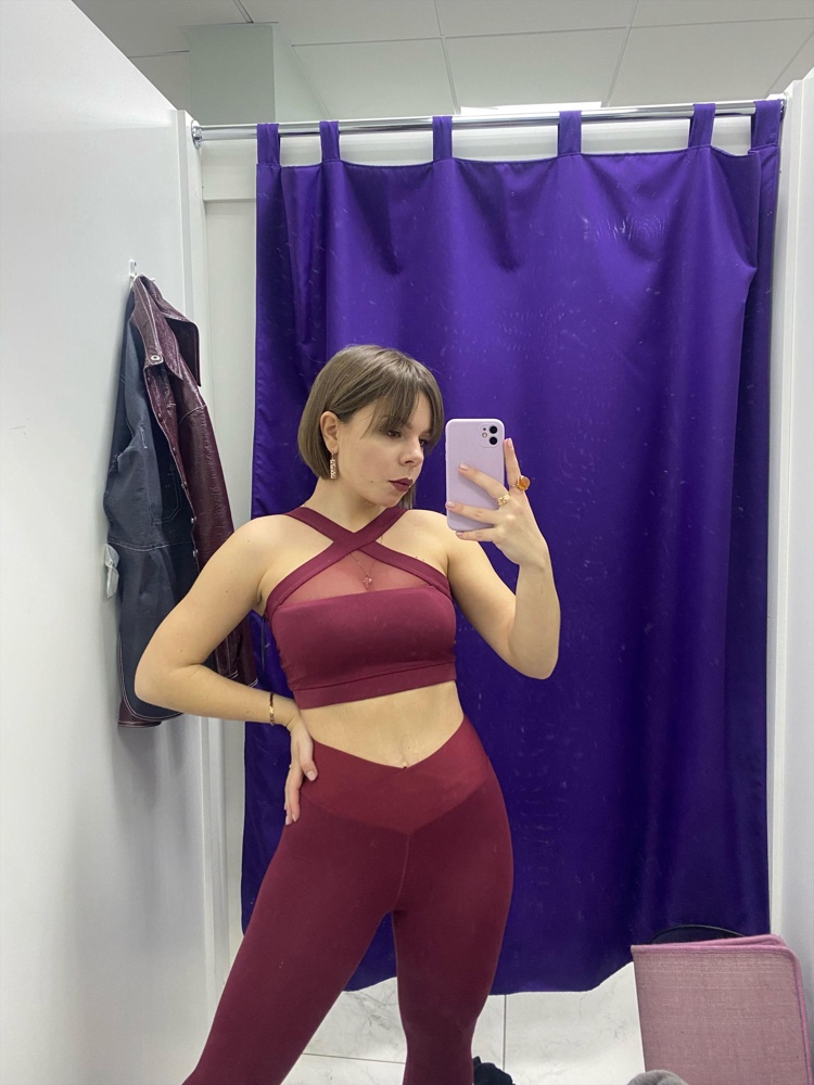 Топ огонь, S на размер 75С подошёл, ничего не передавливает. И в целом костюм классный, удобный👍🏽