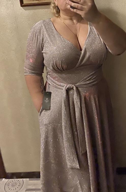 Платье супер!!! Хочу взять на юбилей, но все мне не везёт… Оно мне и по росту и по размеру и фасон супер!!! Но что же такое бракованное😩 Или девочки не влезая пытались втиснуться и порвали?! Блестки да, сыплются, но это больше плюс,чем минус))) Я люблю когда блестит! А полы можно вымыть) Мерила три расцветки, но больше всего понравилось с золотистым отливом, но оно в не потребном виде пришло😔 Отдала на возврат и заказала новое🤞Надеюсь хоть в этот раз придёт нормальное🙏