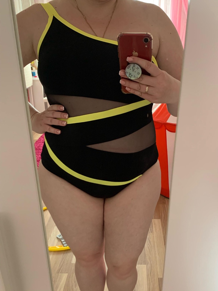 Прекрасный купальник! Качество отличное! На 50-52 подошёл размер 50 прям впритык. Животик подтягивает. Недостатки скрывает.