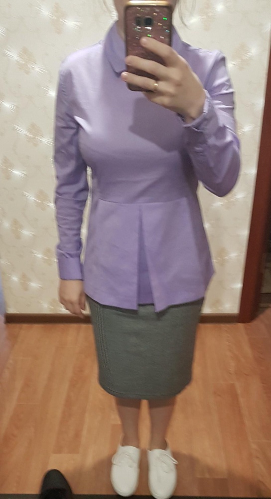 Классная рубашка. Материал плотный, немного шуршит. На рост 150см самое то, рукава немного длинноваты, но я их подогнула и все очень красиво смотрится. Садится по фигуре и скрывает животик после родов. Хорошая вещь.