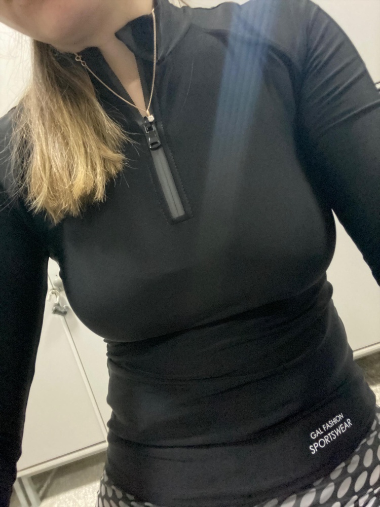 Рашгард неплохой. Ткань плотная, эластичная. На мой рост 175 коротковаты рукава, поэтому дырочку для пальцев зашью и будет ок. По длине сам раш в самый раз. НО (!) Он не пропускает воздух. Была в нем на тренировке - кожа задыхается. Единственный жирный минус. Не обратила на это внимание при примерке в пункте доставки..( но это сразу и не понятно. 