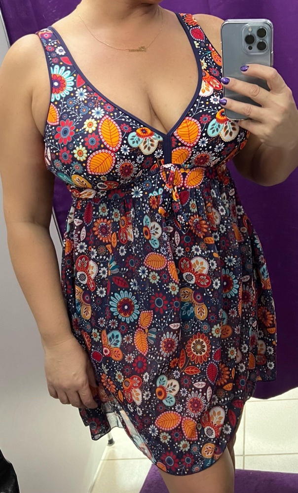 Очень понравился фасон и ткань,красивая расцветка.Скрыл все изъяны.При моём росте 162 см юбка чуть выше колена,при намокании прилипнет к телу,но быстро высохнет так как из сетки.Низ хорошо прилегает к телу.На мой 50 размер показался великоватым.Перезакажу  на поменьше 