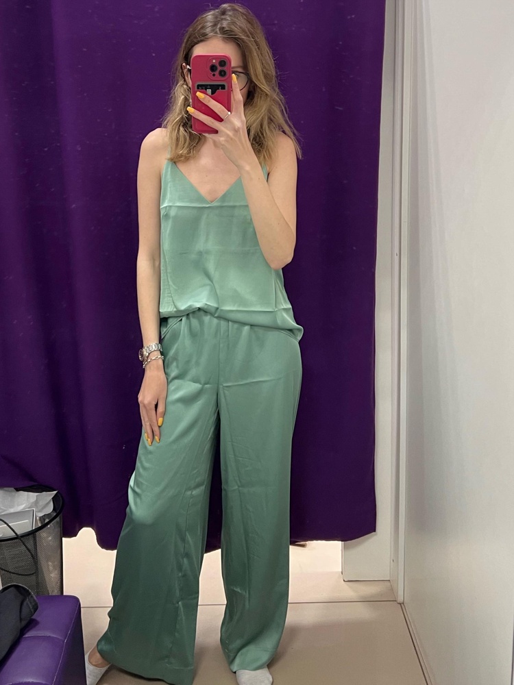 Очень мягкий, стильный комплект, на мой xxs и рост 160 хорошо подошёл xs. Жаль не все цвета есть в этом размере. Я бы зелёную пижамку ещё заказала. 