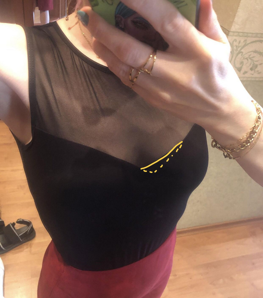 Не первый раз покупаю боди этого бренда, очень его люблю, на этот боди давно засматривалась - уж больно на девушке с фото товара эффектно смотрится. Останавливало то, что я терпеть не могу мучить себя дико неудобными бюстами без бретелей, а обычный лифчик с такой моделью исключён. Однако желание прикоснуться к прекрасному пересилило любовь к комфорту, и я решилась-таки. Но - увы, - с ростом 153 «окошко» на груди слишком низко, и видно бюстгальтер. На фото мало заметно, в жизни это заметно сильно. И это ещё лучший вариант, после скрупулёзного подтягивания боди вверх (а за этим придётся все время следить и в процессе носки подтягивать постоянно). Если не следить за этим - лифчик видно и того больше. Увы, не сложилось у меня с этим боди( но претензий к качеству не имею, вещица стильная, приятная и качественная. Но не на малышек 🙈