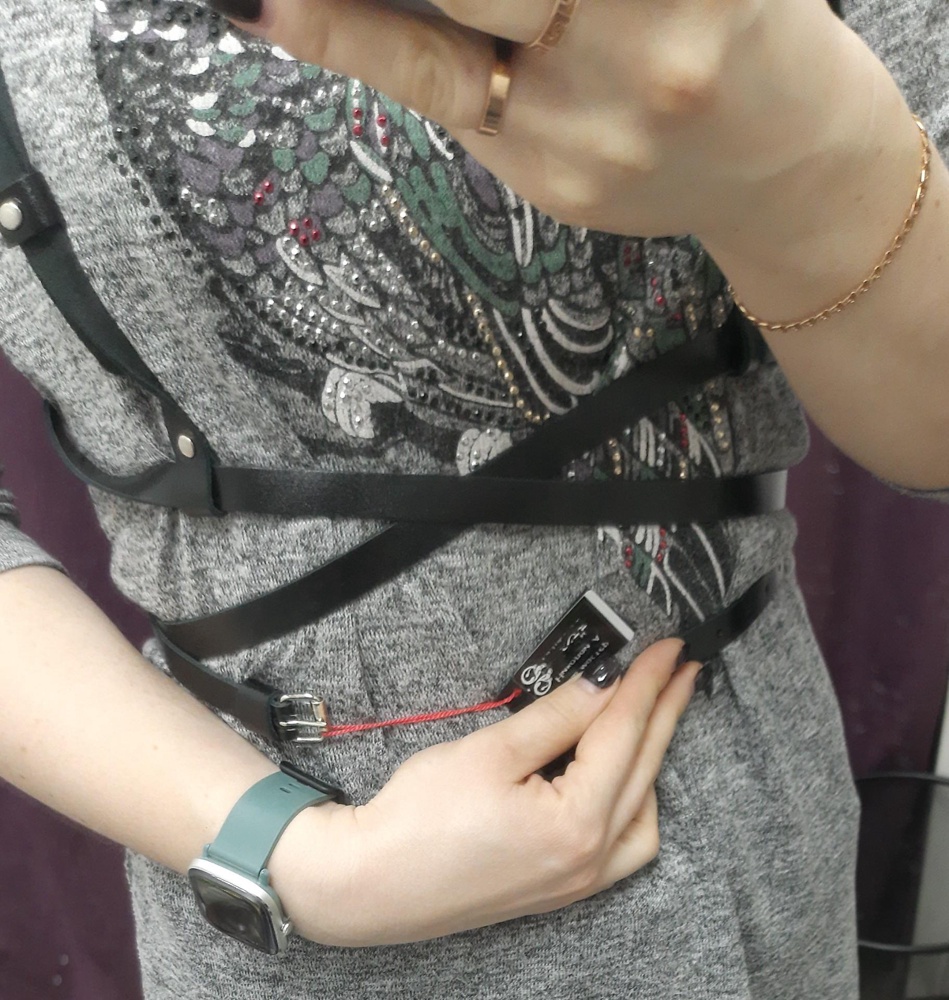 Клёвая портупея.Пришла в чёрной упаковке Натуральная кожа, мягкая,но очень маломерит по размеру,даже на талию в ОТ в 70см....на совсем худеньких девушек, пришлось отказаться, а так очень понравилась, товар рекомендую, достойная вещь, жаль не подошла по размеру (