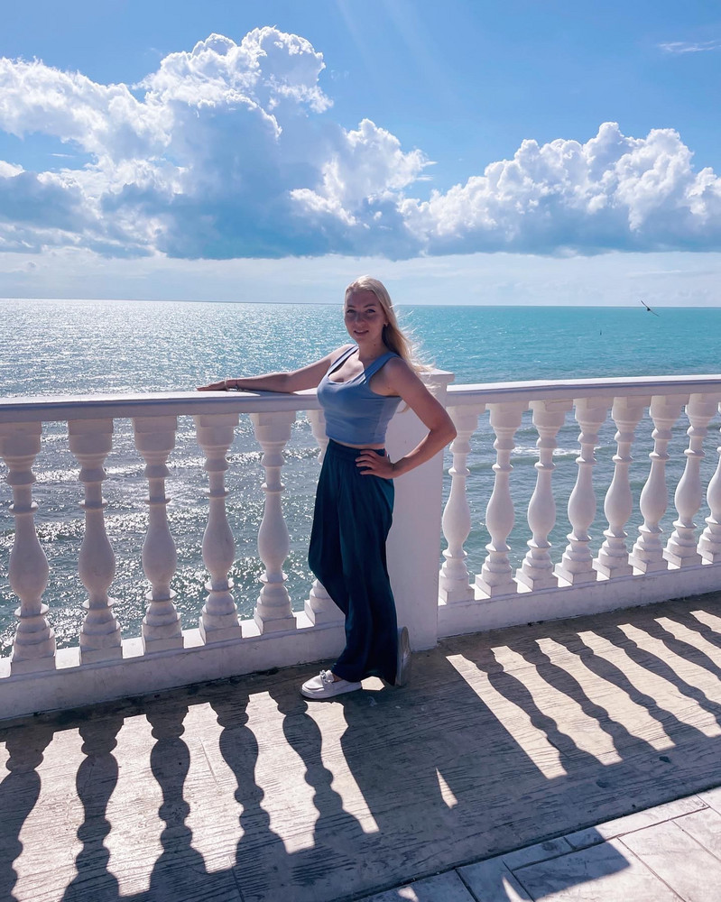 Топ нравится, надеваю постоянно. Без белья не носила (лично мне не комфортно), но если грудь небольшая , то будет отлично . Нигде не собирается складками, ничего не торчит. Ткань очень приятная и красивый цвет 