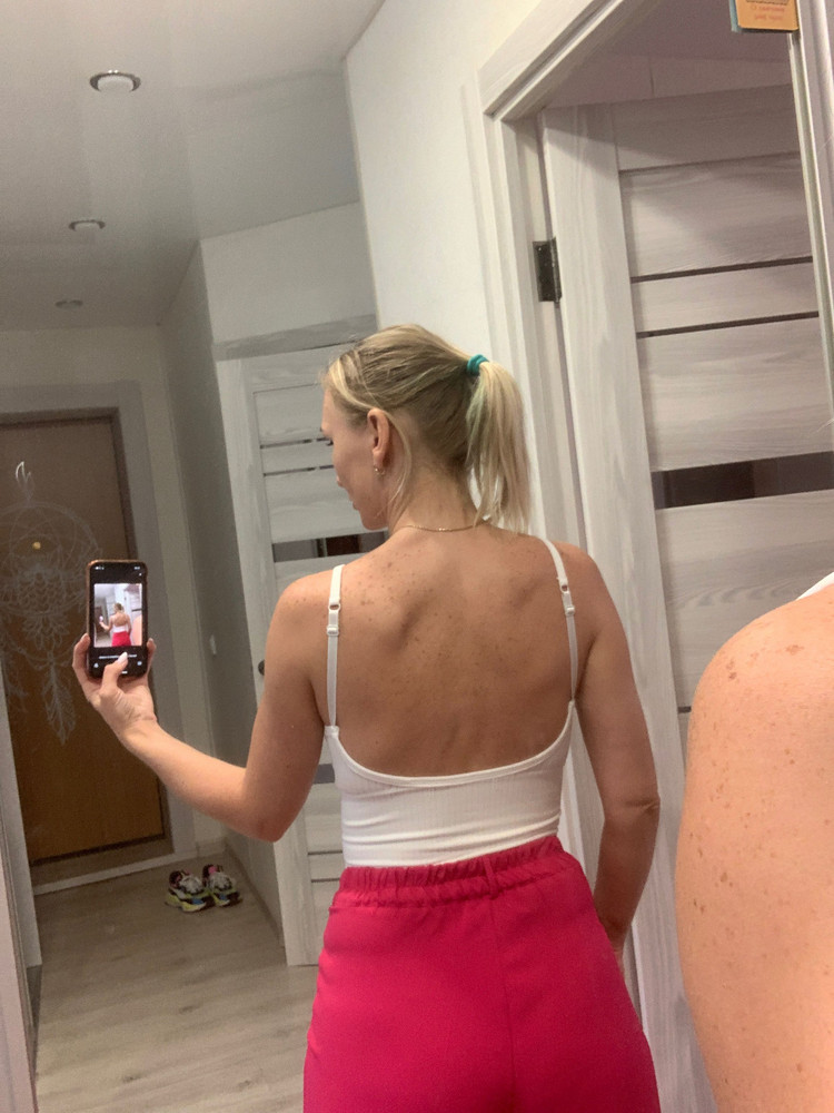 Хороший топ за такие деньги, на 3 размер груди подошёл хорошо, не давит, не просвечивает, талию обтянул, ткань приятная на ощупь, швы ровные. Спасибо продавцу!