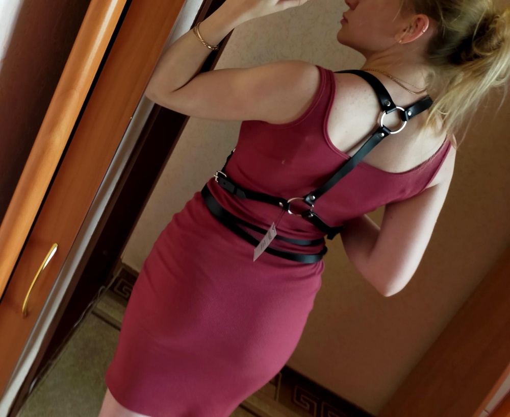 Портупея класс, кожа держит форму, не мягкая, размер регулируется. Присутствует запах кожи