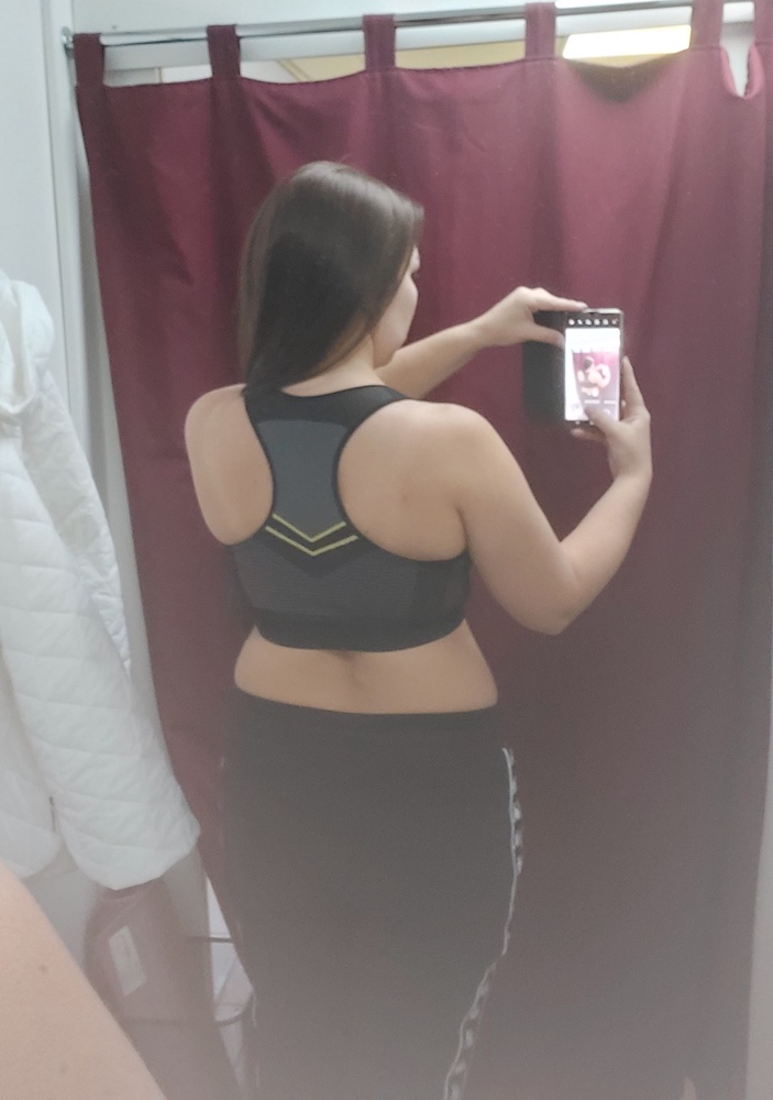 В размер. Очень хорошо держит грудь большого размера. Резинка снизу плотная. Можно достать чашечки. Мягкий, практичный. Зафиксировал и приподнял. В магазинах мне сложно подобрать очень. Это мой 6 топ бра с WB и именно он мой идеал, по сравнению с мировыми известными брендами