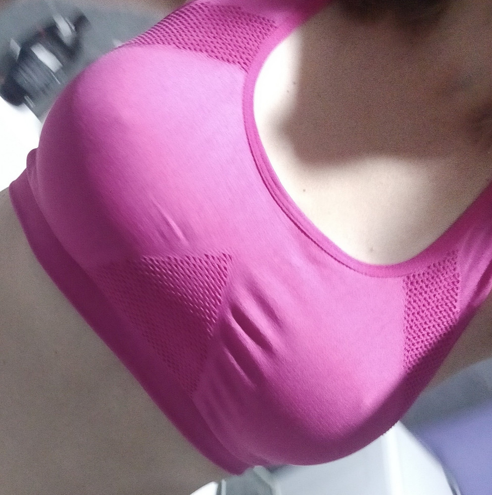 Хороший топ. Для спорта, только как украшение. Или может не активного фитнеса. Для дома и прогулок просто класс.