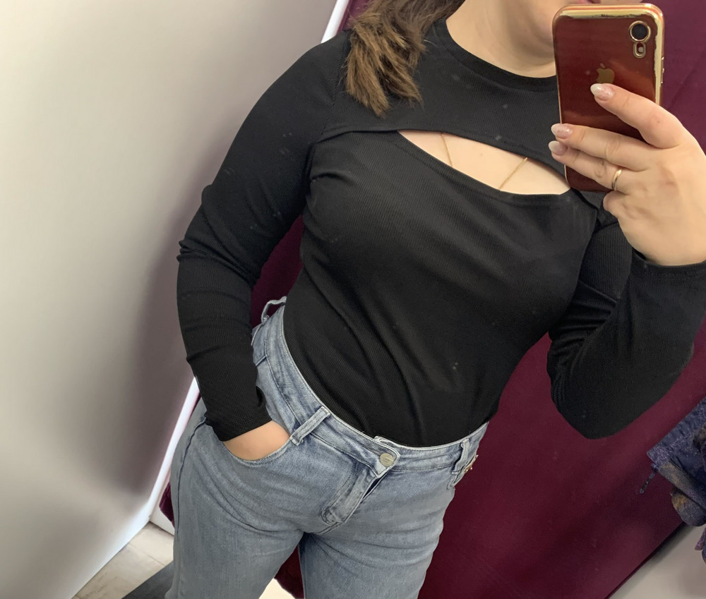 Удобный лонгслив,приятный к телу.Один минус,не указано,что он укороченный.Быстрая доставка.