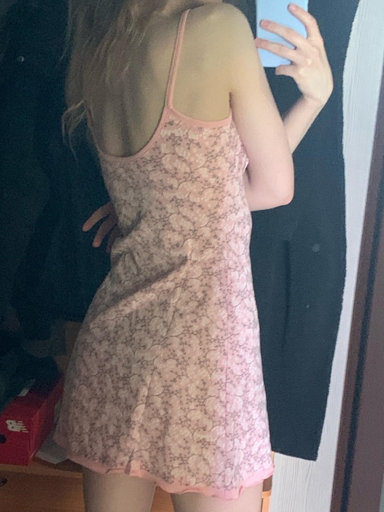 Очень нежная и приятная сорочка! Качество хорошое, нитки не торчат. Все супер! Только рисунок намного ярче, чем на фото( и из-за этого вся нежность рисунка пропадает 