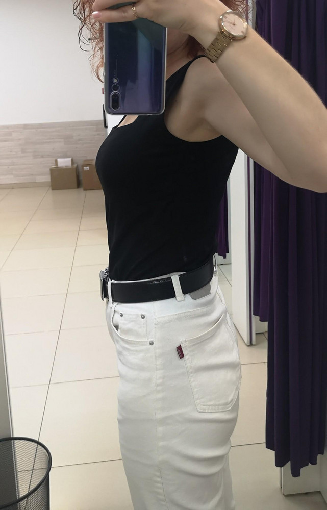 Девочки, это потрясающе! Очень плотный и качественный трикотаж. Топ сидит по фигуре (у меня размер груди 75С, талия — 68см), хорошо подчеркивает достоинства. По длине — чуть выше попы.

Нравится прямой вырез горла и «бесшовный» крой — все швы проходят четко по линии сгиба, их не видно.
Как базовый вариант — 10 из 10. Можно носить как самостоятельно, так и под пиджак. Спасибо большое производителю! Рекомендую.