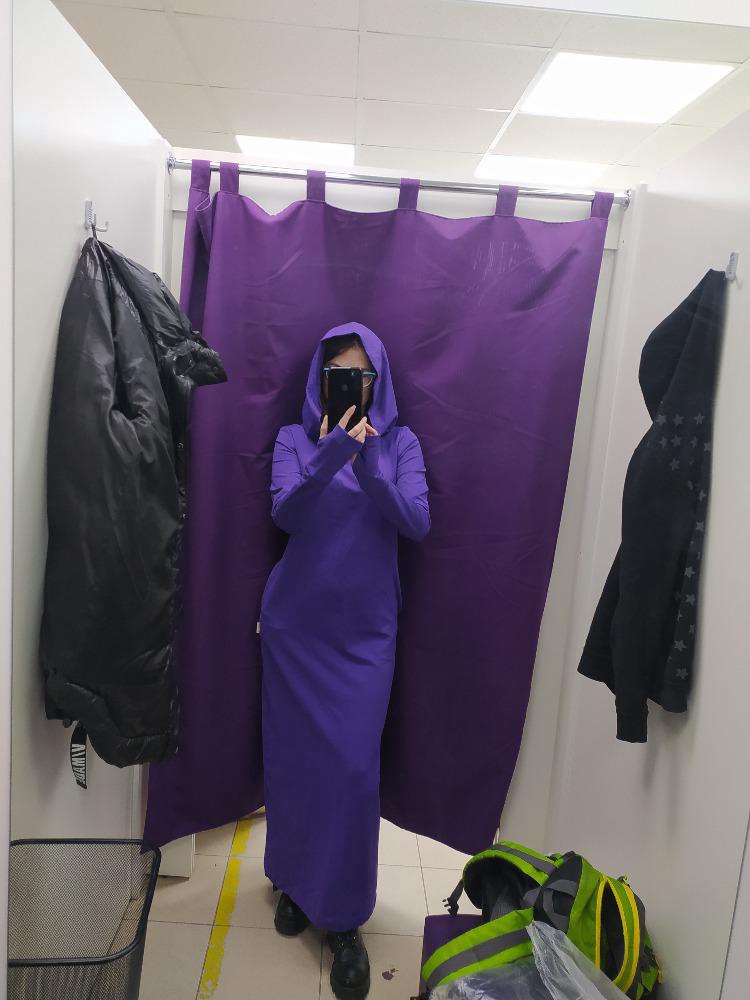 Заказала S на 89-70-96, рост 163. Начитавшись некоторых отзывов, шла в пункт выдачи с мыслью, что не влезу и будет по полу волочиться.😆 Однако, отлично! Не прогадала! Длину укорачивать незачем. У данной расцветки трикотаж средней плотности. Хороший. Спасибо! 