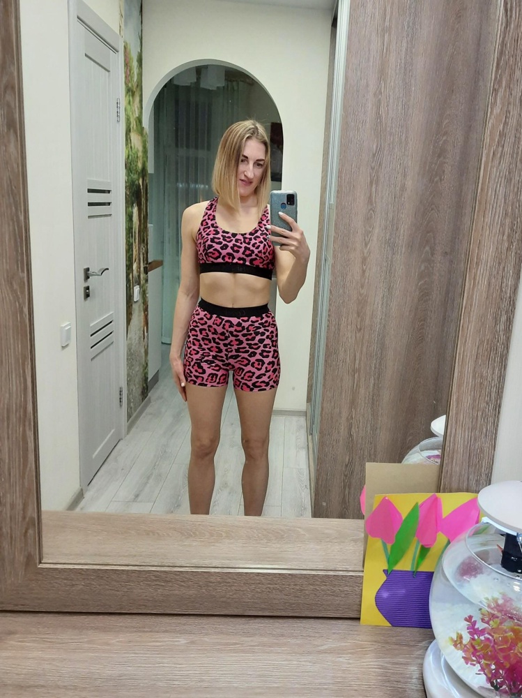 Топ и шорты просто огонь! На вес 51 кг параметры от 64см, об 93 см топ размер s сел отлично. Шорты взяла xs,  т.к s не было. Боялась, будут малы. Но нет, сели отлично. К телу приятная ткань. И смотрится ярко! Вообщем я в восторге.