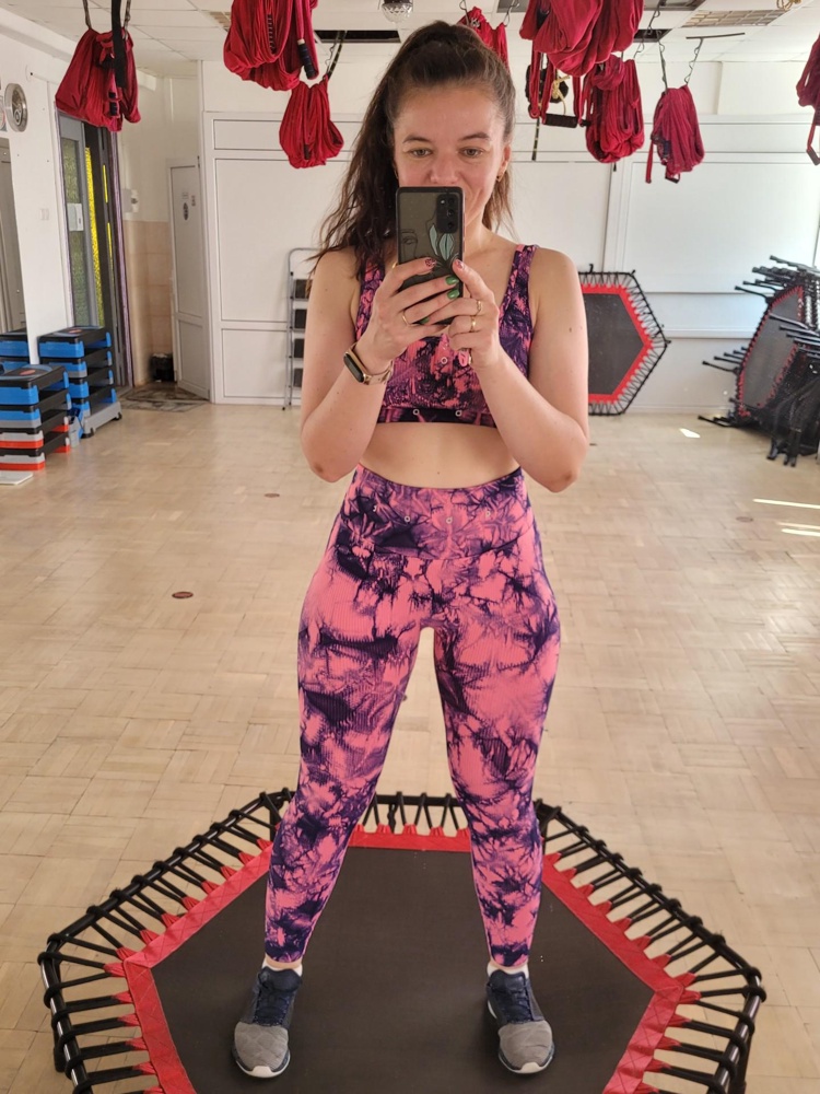 Я влюбилась в этот костюм!!! Супер качество,  сидит огонь! Попу классно подчёркивает! Уже 2 раза в нём занималась, всё супер! На объём бёдер 103 взяла М, отлично!