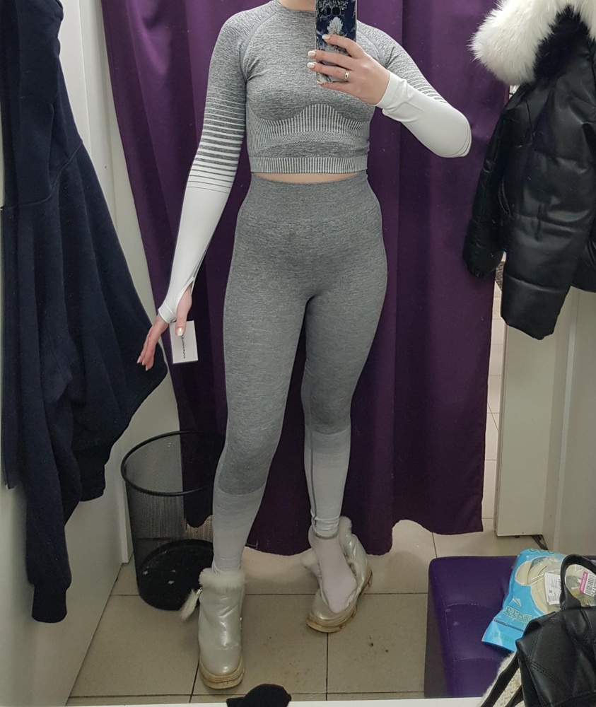 Немного тянет в петлицах рукава.а так очень даже.