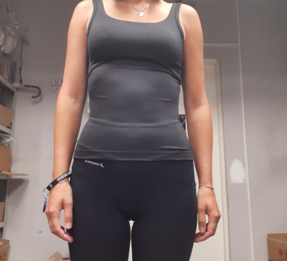 Топ классный, хорошо держит грудь, на свой 42 размер заказала s, но думаю m тоже будет норм, для тех кто любит посвободнее