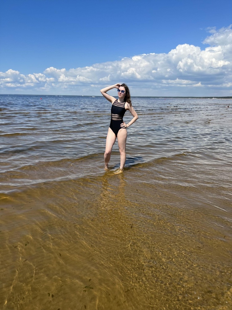 Купальник, видимо, на невысоких девушек. Брала 2 размера  s и m, s хорошо сел по фигуре, но давил на плечи, было ощущение, что тянет вниз и заставляет сутулиться. В m такой проблемы нет, но свободен в талии. В итоге оставила размер m, т.к купальник очень понравился. Быстро сохнет, прилично смотрится с юбкой, вполне можно до пляжа дойти . У меня рост 168, вес 53 кг, обычно ношу размеры s. 