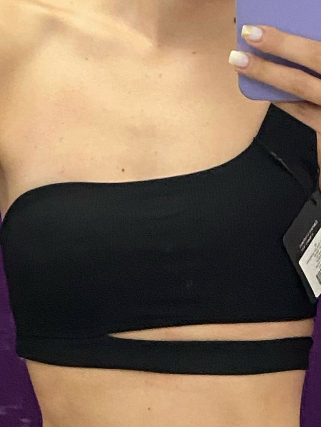 Классный купальник! Я прям влюбилась в него, хотя уже конец лета, отпуск отгулян😿 заказывала лиф xs, плавки s. Параметры 86-64-91 посмотрела таблицу размеров и все точно подошло. Сам купальник сшит прилично, швы ровные, лиф с чашками, которые можно достать, но к сожалению не чёрного цвета( купальник подойдёт и для объемной груди и для маленькой( о счастье😂). По поводу плавок они были без гигиенической этикетки были 🥲 ( но это так придирки). Но не приятненько было то, что кто-то  дел куда-то упаковку от лифа!!! И мне достался сраный запаянный пакет 😭😭😭. А упаковки от этого бренда это вообще моя слабость😍😍😍 это прям, кайф! Тем более есть куда положить когда собираешь чемодан в поездку, ну в общем масса плюсов! 