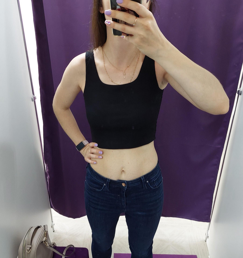 Топ классный, но маломерит на размер это точно. У меня ОГ 84, под грудью 73 см, размер 44 мне мал...он сдавил грудь, очень некомфорино. 
Ткань абсолютно не тянется, это не та "лапша" о которой я думала. 
Топ пришёл весь в следах от дезодоранта, на пакете уже 3 наклейки склада ВБ стояло, т.е постоянно его возвращают.
Очень жаль, что и мне пришлось вернуть, буду заказывать 46, так как реально топ классный. 
Снимаю одну звезду из-за несоответствия размерной сетки, откорректируйте её и возвратов будет меньше.